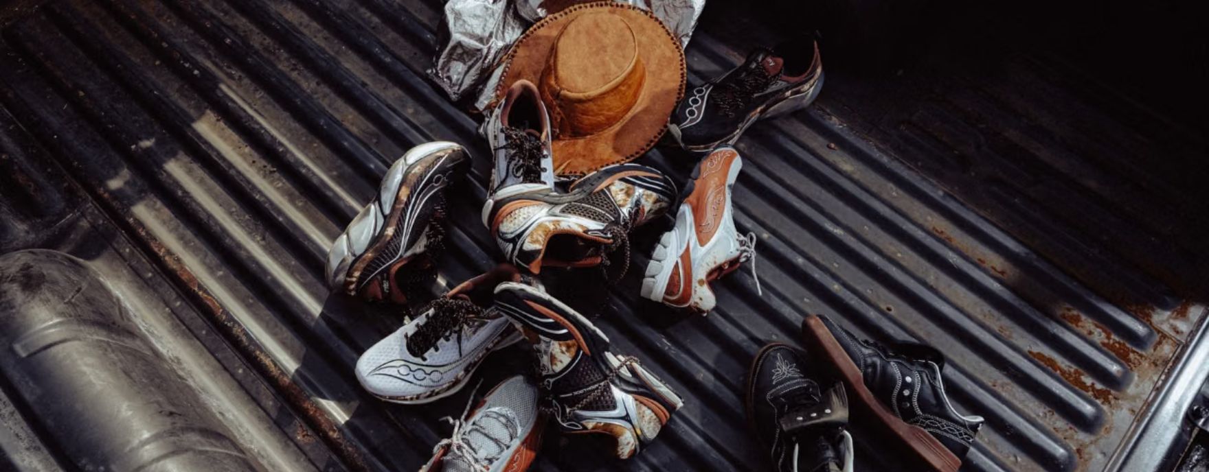 SAUCONY PRETVARA TRKAČKE PATIKE U KAUBOJSKI DIVLJI ZAPAD