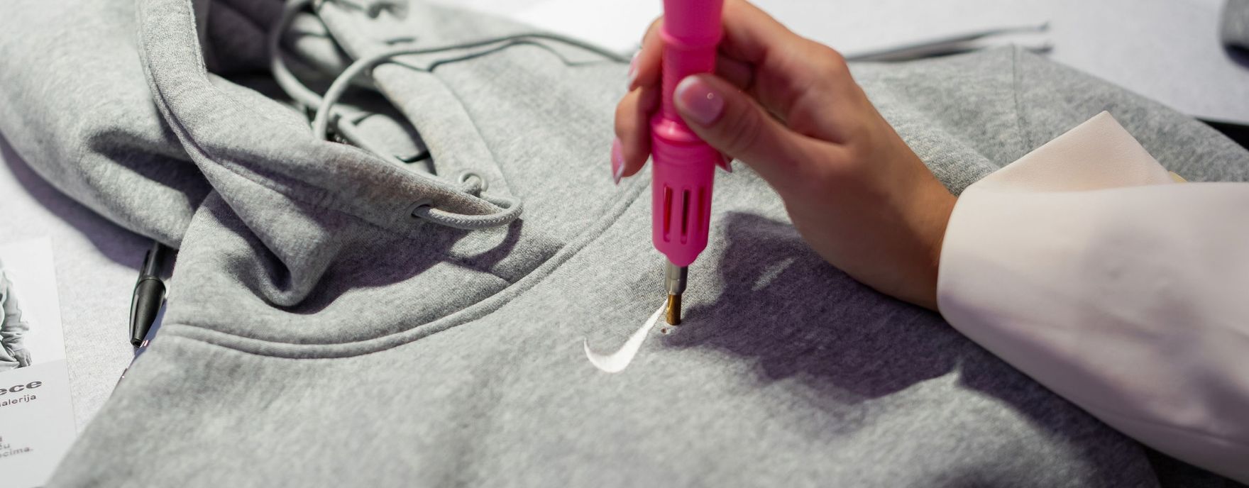 Personalizovanje Nike Studio Fleece dukseva stiglo je u Galeriju